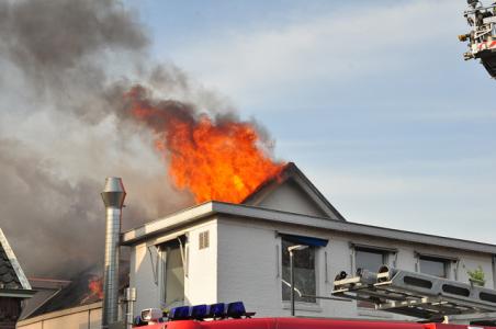 Zeer grote brand bij Asya Bakkerij in Waalwijk