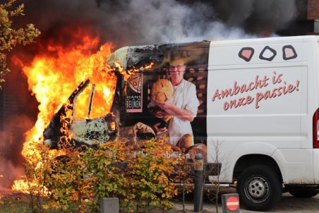 Bestelbusje van bakker gaat in vlammen op aan de Eikendonklaan Waalwijk