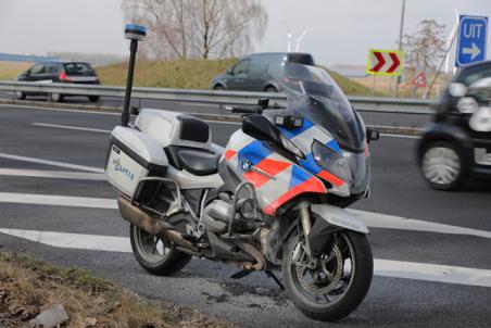 Motor van politieagent vat vlam op A59 bij Waalwijk