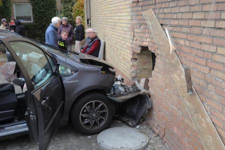 Bestuurder botst met auto tegen woning aan de Abeelstraat Waalwijk