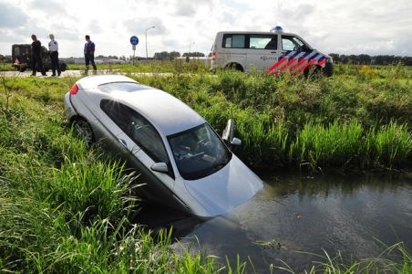 Auto in de sloot na aanrijding aan de Weteringweg Waalwijk