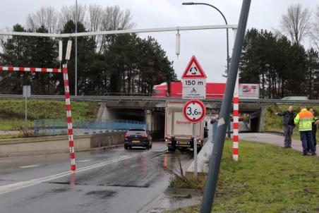 Weer ramt vrachtwagenchauffeur waarschuwingsbalk bij viaduct aan de Hertog Janstraat Waalwijk