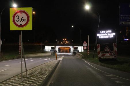 Groot led bord moet vrachtwagenchauffeurs extra waarschuwen voor viaduct aan de Hertog Janstraat Waalwijk