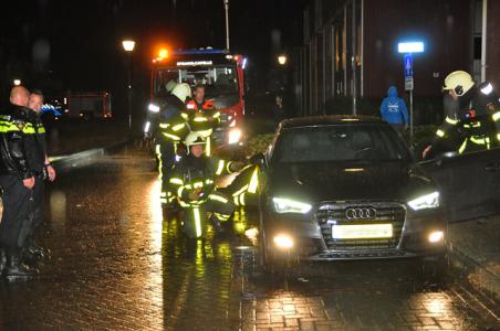 Politie blust autobrand in Waalwijk