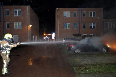 Brandstichting aan de Erve: ruit ingeslagen en auto van binnenuit verwoest
