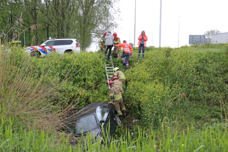 Bestuurster verliest de macht over het stuur bij afslag Waalwijk-Oost