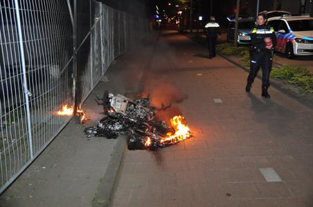 Gestolen scooter gaat in vlammen op aan de Wilhelminastraat Waalwijk