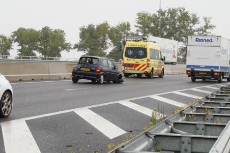 Wiel van auto breekt plotseling af op A59 bij Waalwijk, bestuurder gewond