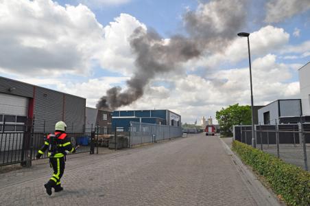 Uitslaande brand bij sloopbedrijf Waalwijk