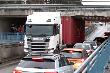 Weer vrachtwagen vast onder berucht viaduct in Waalwijk