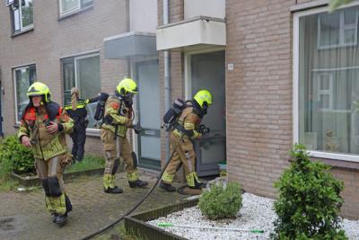 Omstander redt twee parkieten uit brandende woning aan de Pastoor van der Zijlestraat Waalwijk