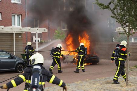 Porsche van 75.000 euro verwoest door brand in Waalwijk