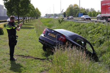 Auto in de sloot na aanrijding aan de Taxandriaweg Waalwijk