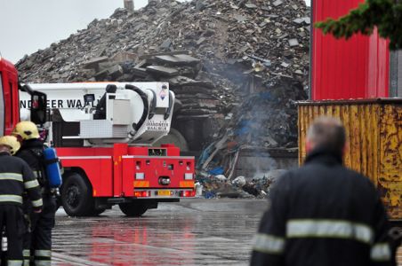 Afval in brand bij afvalverwerkingsbedrijf Van den Noord aan de Industrieweg Waalwijk