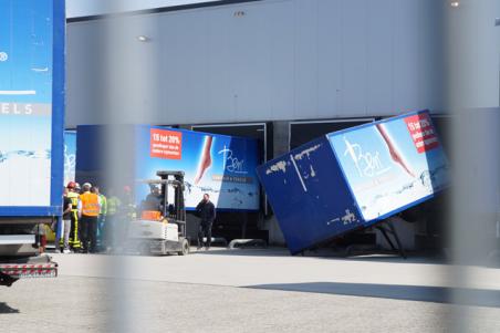 Container valt op uitladende man in Waalwijk, slachtoffer naar het ziekenhuis