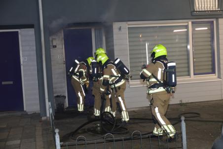Brandweer zaagt voordeur open bij woningbrand Van Wielesteinstraat: Politie onderzoekt verdachte situatie