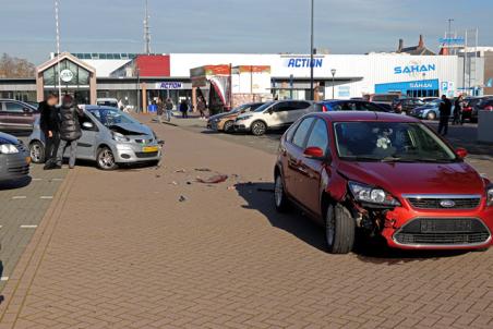 Twee auto’s botsen bij winkelcentrum De Els Waalwijk