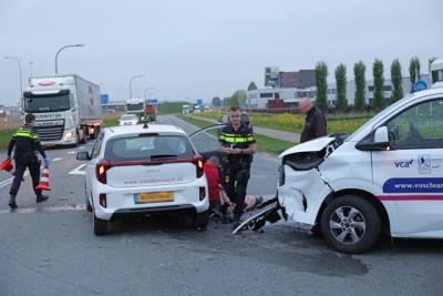 Gewonde bij botsing op Biesbosweg: Ochtendspits ontregeld door voorrangsfout