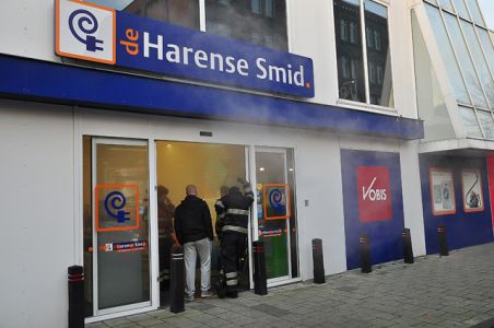 Winkel De Harense Smid vol rook aan de Stationsstraat Waalwijk