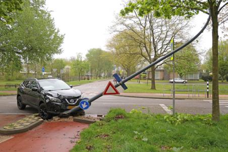 Man wijkt uit voor kat en rijdt lantaarnpaal uit de grond aan de Burg. Smeelelaan Waalwijk