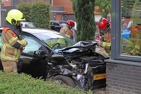 Automobilist botst met auto tegen woning aan Villa Dotterbloem Waalwijk