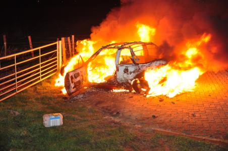 Auto verwoest na felle brand aan de Zomerdijk Waalwijk