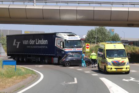 Botsing tussen vrachtwagen en auto bij afslag A59 (Maasroute) Waalwijk