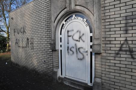 Molukse moskee in Waalwijk beklad met leuzen ‘Fuck Allah’ en ‘Fuck ISIS’