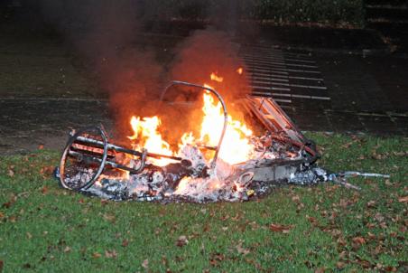 Brandweer blust buitenbrand aan de Guido Gezellestraat Waalwijk