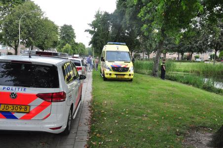 Hulpdiensten redden man uit water bij Beethovenlaan Waalwijk
