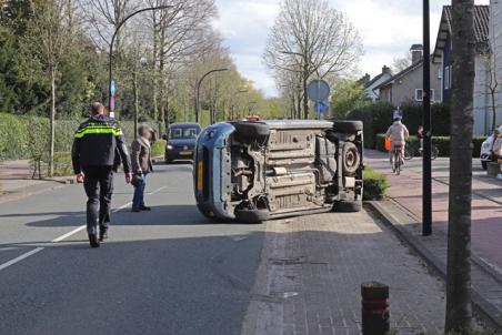 Deur van vrachtwagen botst tegen geparkeerde auto aan de Burg. Smeelelaan Waalwijk