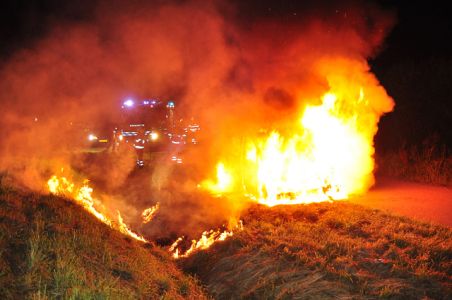 Bestelbus gaat in vlammen op aan de Mannenbeemdweg Waalwijk