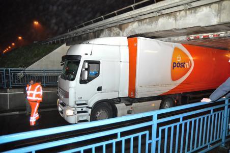 Weer rijdt vrachtwagen zich klem onder berucht viaduct in Waalwijk