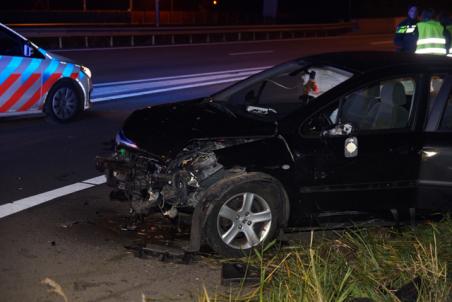 Auto tolt op de Midden-Brabantweg bij Waalwijk en belandt in vangrail