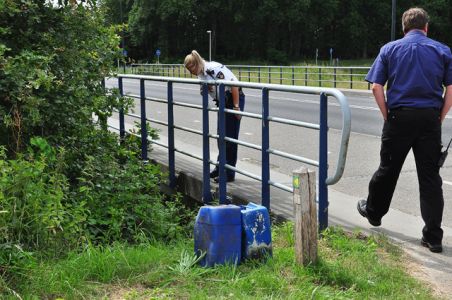 Omstander vindt 2 vaten aan de Drunenseweg Waalwijk