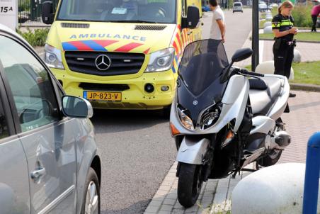 Motorrijder botst achterop auto aan de Professor van Het Hoffweg Waalwijk