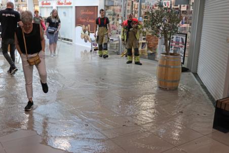 Brasserie Danthé en winkel van telefoonland lopen vol met water in winkelcentrum De Els Waalwijk