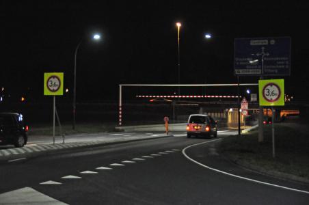 Vastrijden onder berucht viaduct verleden tijd? Rijkswaterstaat probeert &#039;t met borden