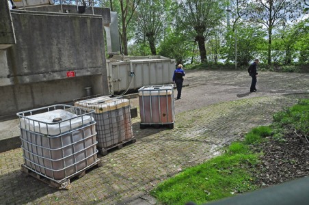1000 liter vaten gedumpt aan de Gansoyensesteeg Waalwijk