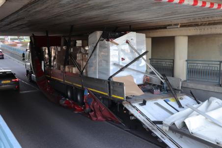 Vrachtwagenchauffeur rijdt zijn dak eraf bij berucht viaduct aan de Hertog Janstraat Waalwijk
