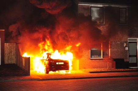 Gezin vlucht huis uit na autobrand op oprit in Waalwijk: gevel woning zwartgeblakerd