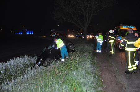 Auto in de sloot aan de Meidoornweg Waalwijk