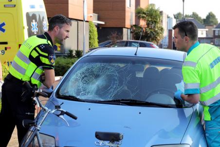 Automobilist botst op fietser op kruising Villa Fonteinkruid Waalwijk