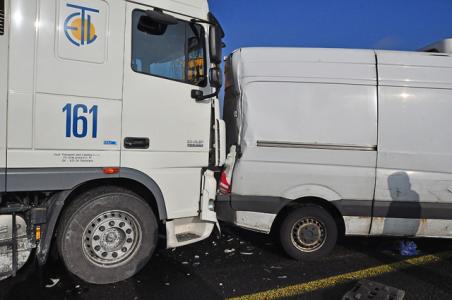 Vrachtwagen botst op bestelbus op de A59 (Maasroute) Waalwijk