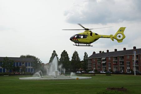 Traumahelikopter landt in Waalwijk nabij de waterfontein Hertog Janpark