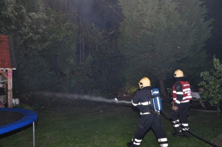 Omstanders zien meters hoge vlammen aan de Burg. Smeelelaan Waalwijk