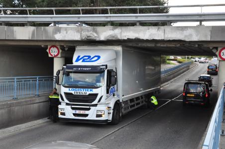 Weer vrachtwagen vast onder berucht viaduct in Waalwijk