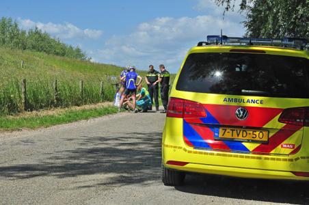 Wielrenner komt ten val aan de Zomerdijk Waalwijk