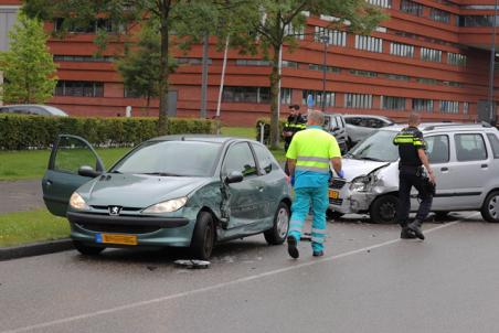 Drie auto&#039;s botsen tegen elkaar aan de Taxandriaweg Waalwijk