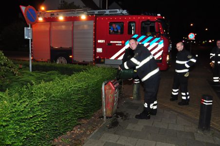 Klein brandje in prullenbak aan de Burg. Moonenlaan Waalwijk